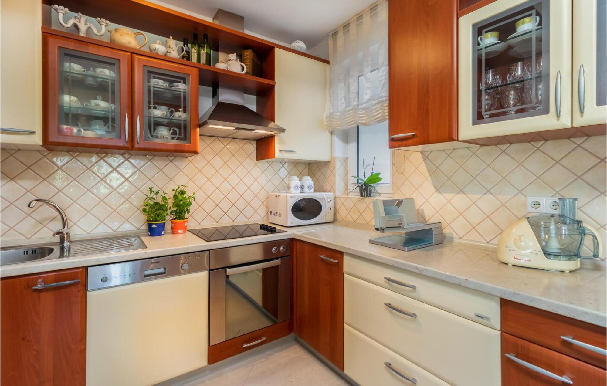 1 Bedroom Awesome Apartment In Kampor Luaran gambar